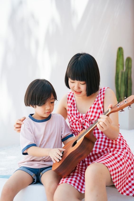 家長陪伴孩子探索興趣